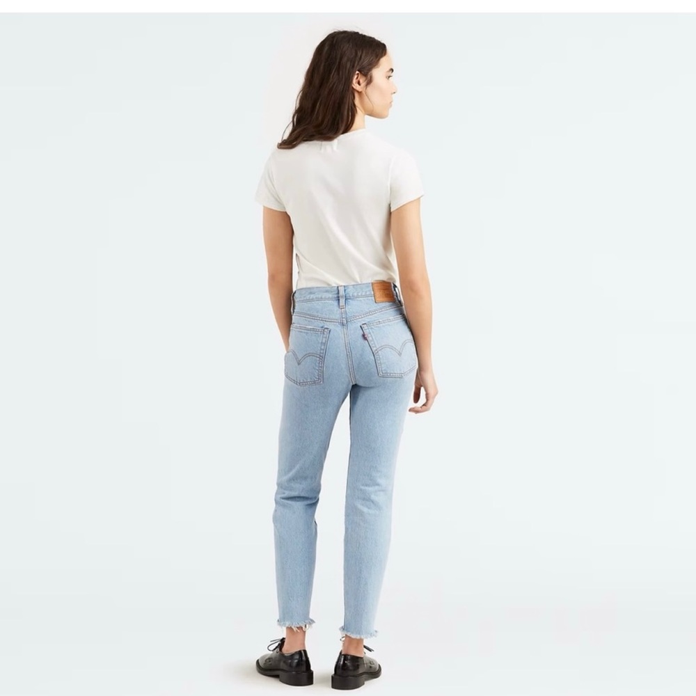 LEVI’S Wedgie Tapered Leg Distressed Jeans Size 30
